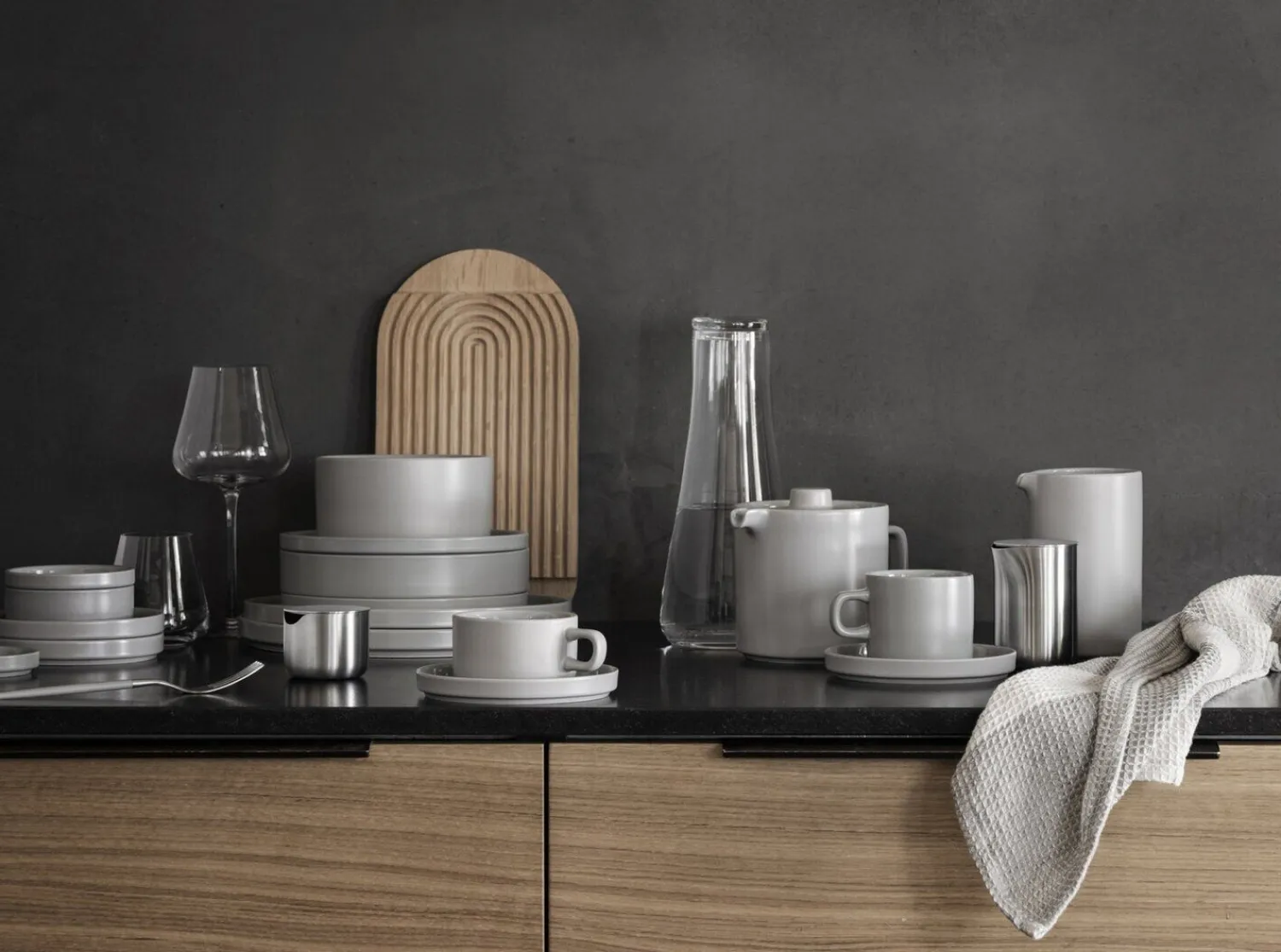 - Tray/Cutting Board - H 2 cm, B 17 cm, T 32 cm - ZEN^Blomus Hot