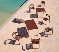 - Bliss stol m/armlæn, stabelbar Desert red, aluminium*Cane-Line Best