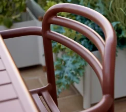 - Bliss stol m/armlæn, stabelbar Desert red, aluminium*Cane-Line Best