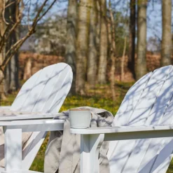 - Adirondack sæt i hvid bestående af havestol med tilhørende skammel^Cinas Online