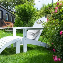 - Adirondack sæt i hvid bestående af havestol med tilhørende skammel^Cinas Online