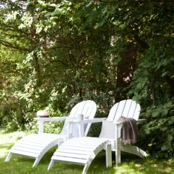 - Adirondack sæt i hvid bestående af havestol med tilhørende skammel^Cinas Online