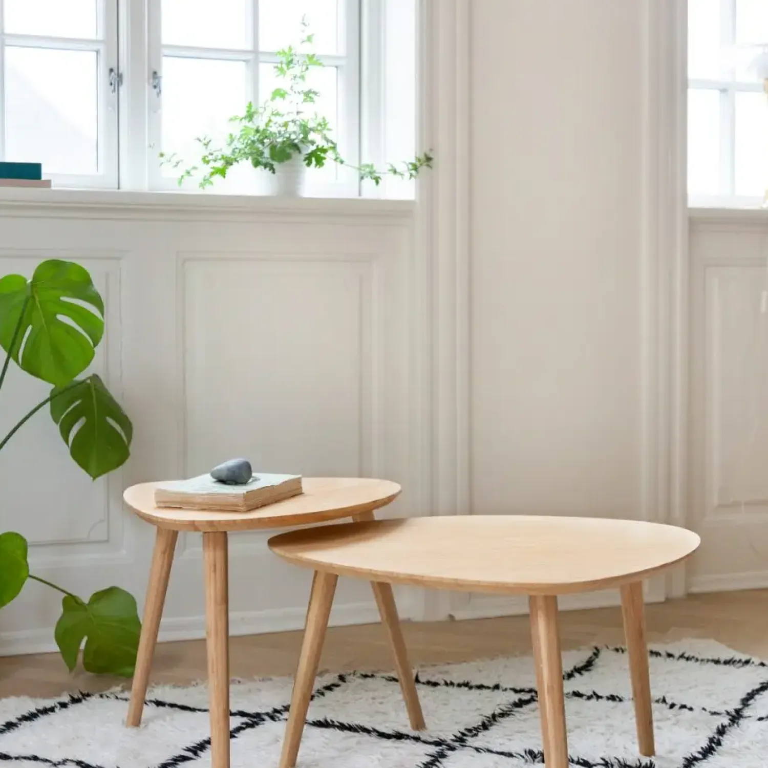 - Noble indskudsborde i bambus bestående af to borde*Cinas Best