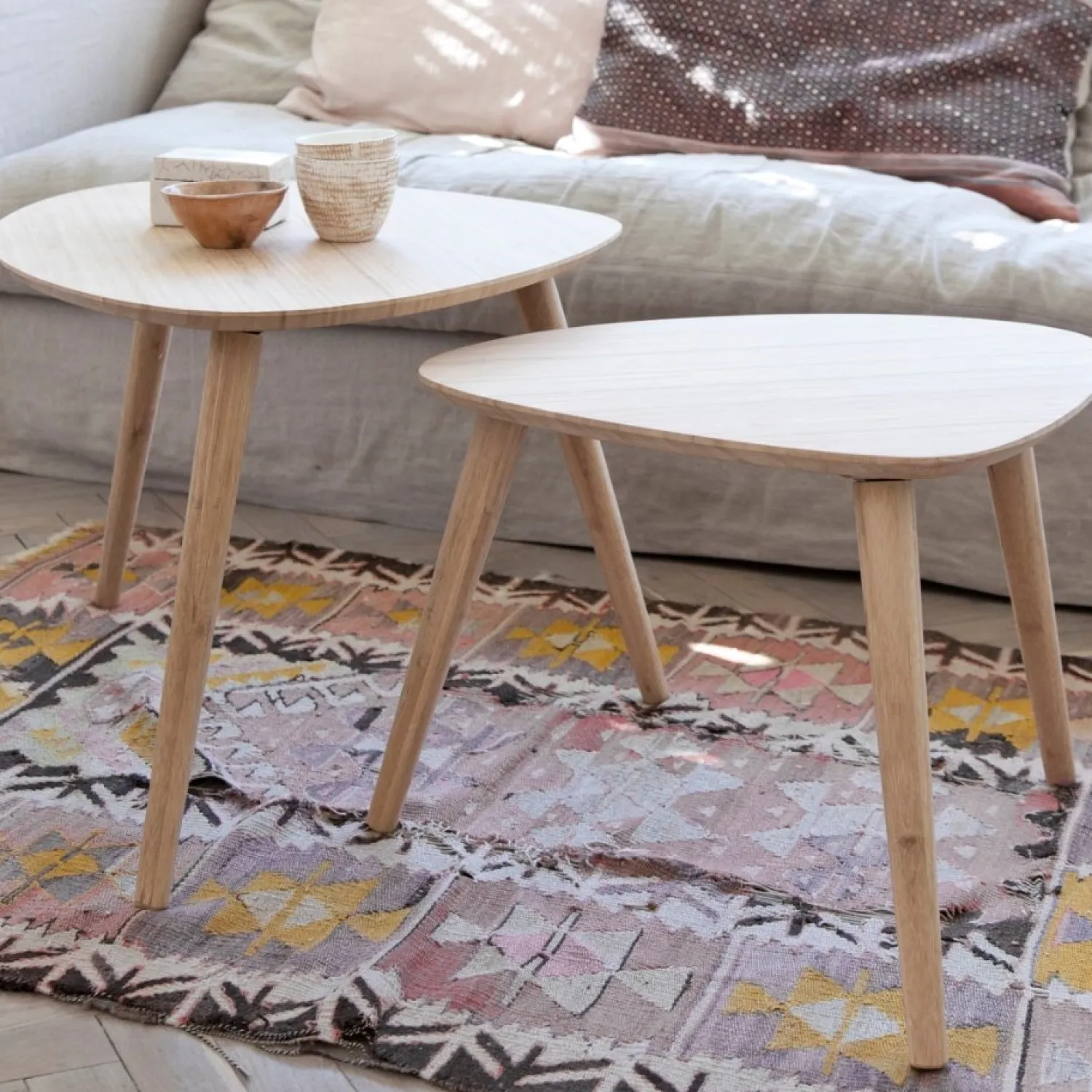 - Noble indskudsborde i bambus bestående af to borde*Cinas Best