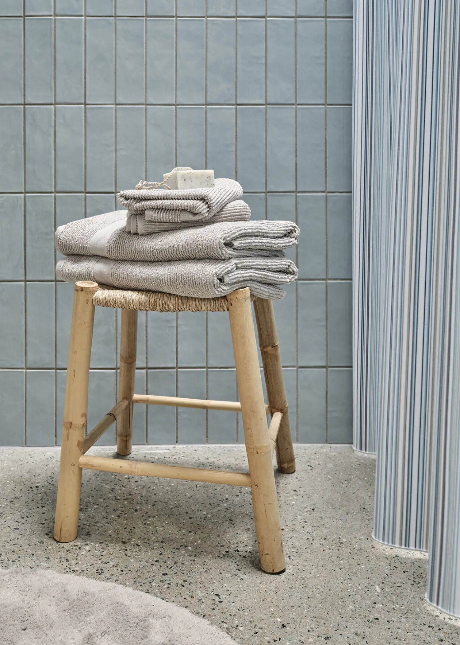 - Bademåtte - Loop Bath Mat dia. 75 cm - Lys grå^Compliments Outlet