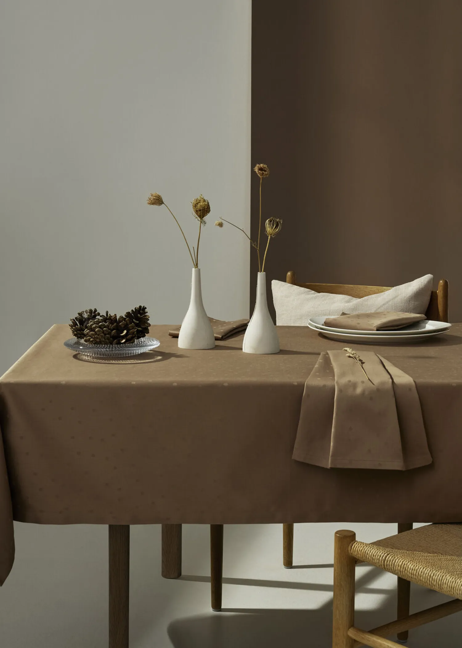 - Confetti Damask Table Cloth 150x300 cm - Valnød^Compliments Hot