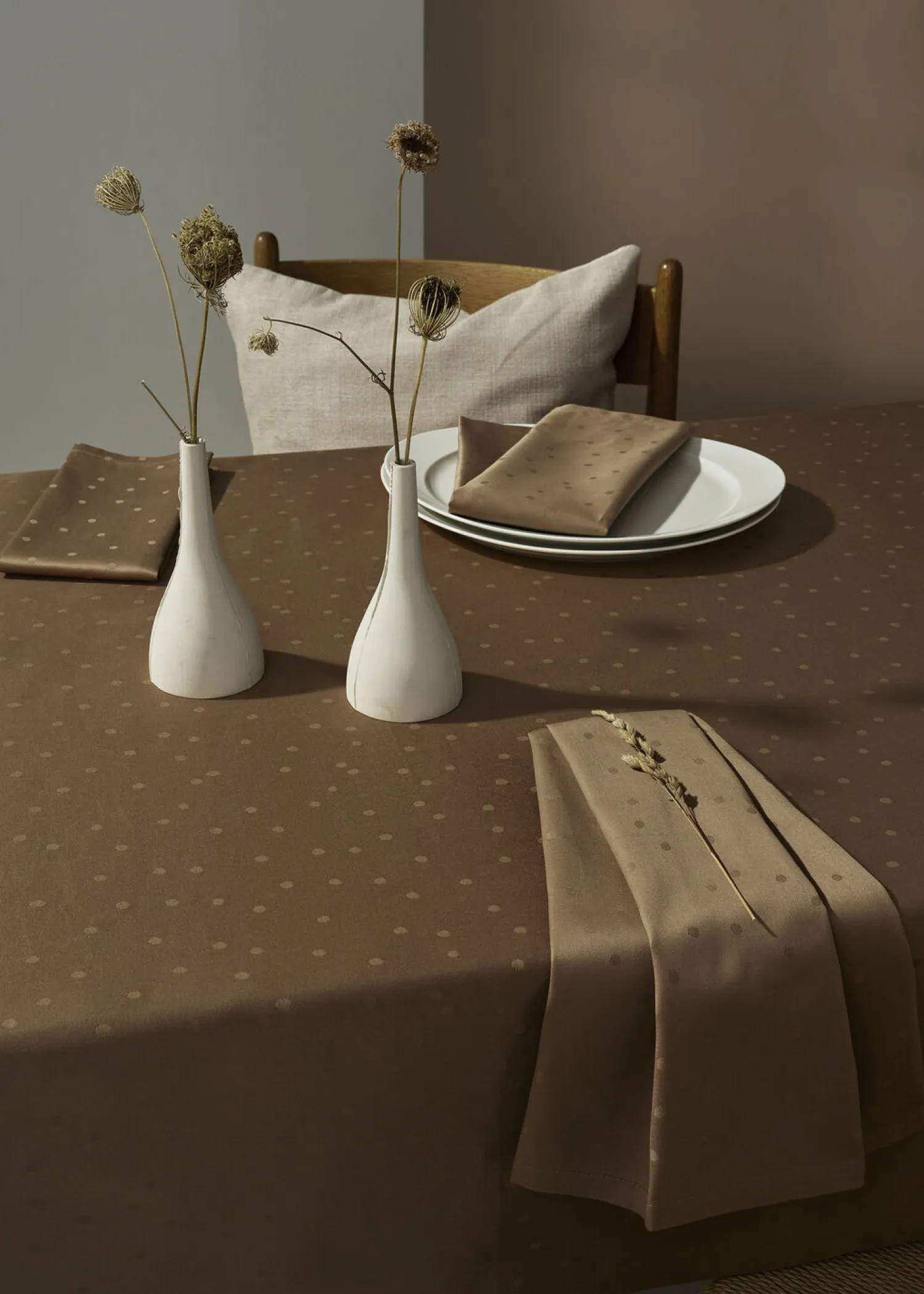 - Confetti Damask Table Cloth 150x300 cm - Valnød^Compliments Hot