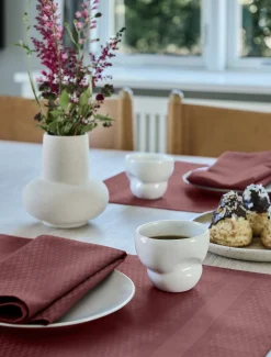 - Dækkeserviet - Tile Damask Place Mat 38x50 cm - 2 pack - Vinrød^Compliments New