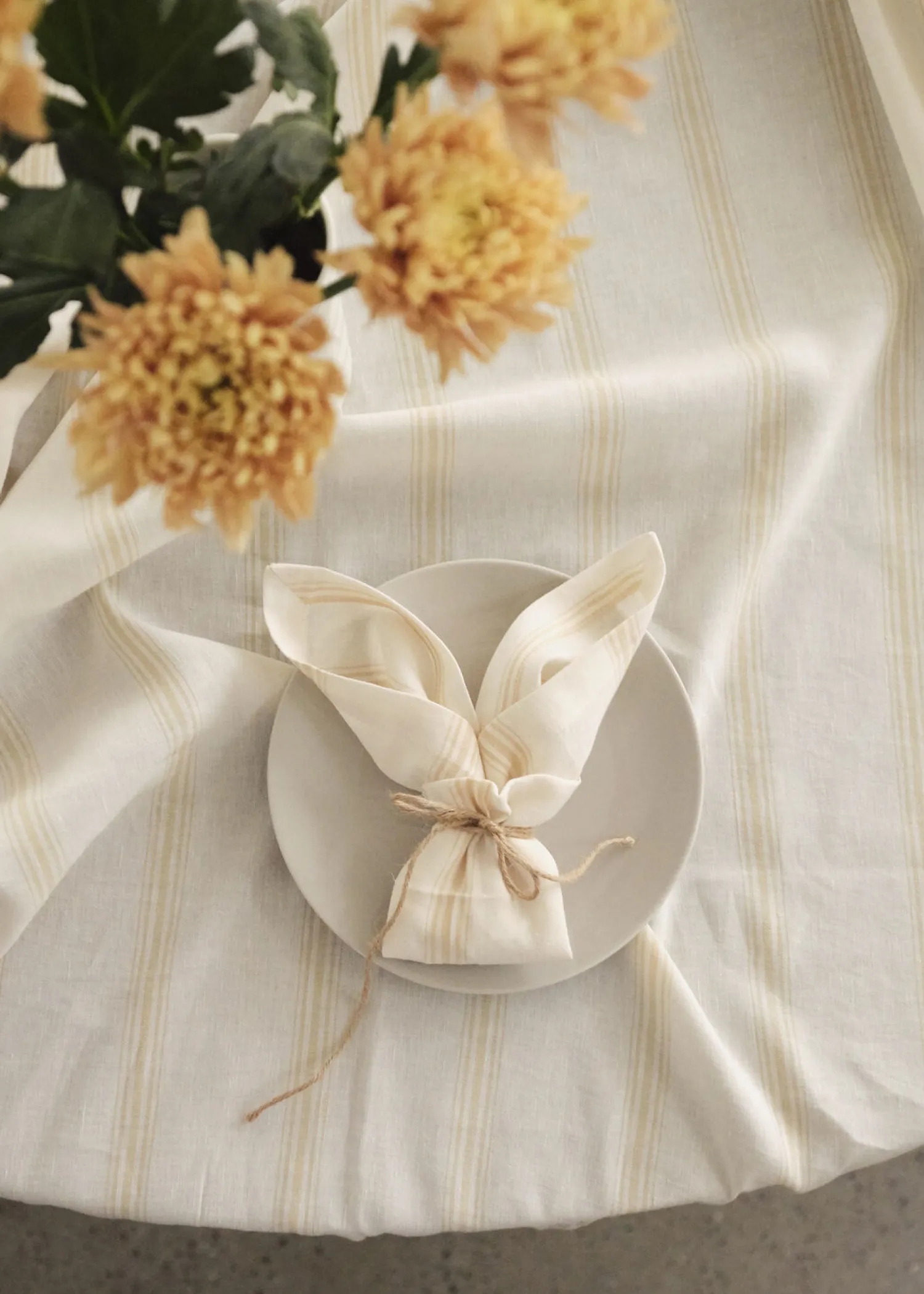 - Dug - Brise Table Cloth 200x200 cm - Gul^Compliments Best