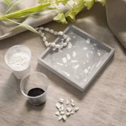 - DIY Kit Resin Støbning, sort, hvid, Firkantet bakke med terrazzo, 1 pk.^Creativ Company Online