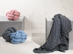 pude - Knot pude i lysegrå^Design House Stockholm Online