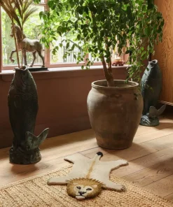 - Moody Lion Gulvtæppe - Small^Doing Goods