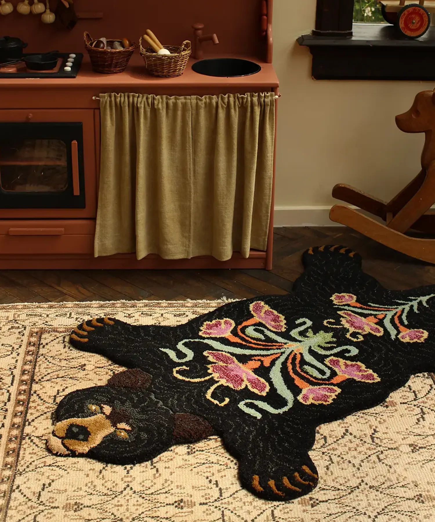 - Sort bjørne tæppe - Blooming Black Bear - Large - 143x97 cm*Doing Goods Online