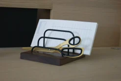 - Brass Dock - Tabletholder - Valnød/Sort^Dot Aarhus Hot