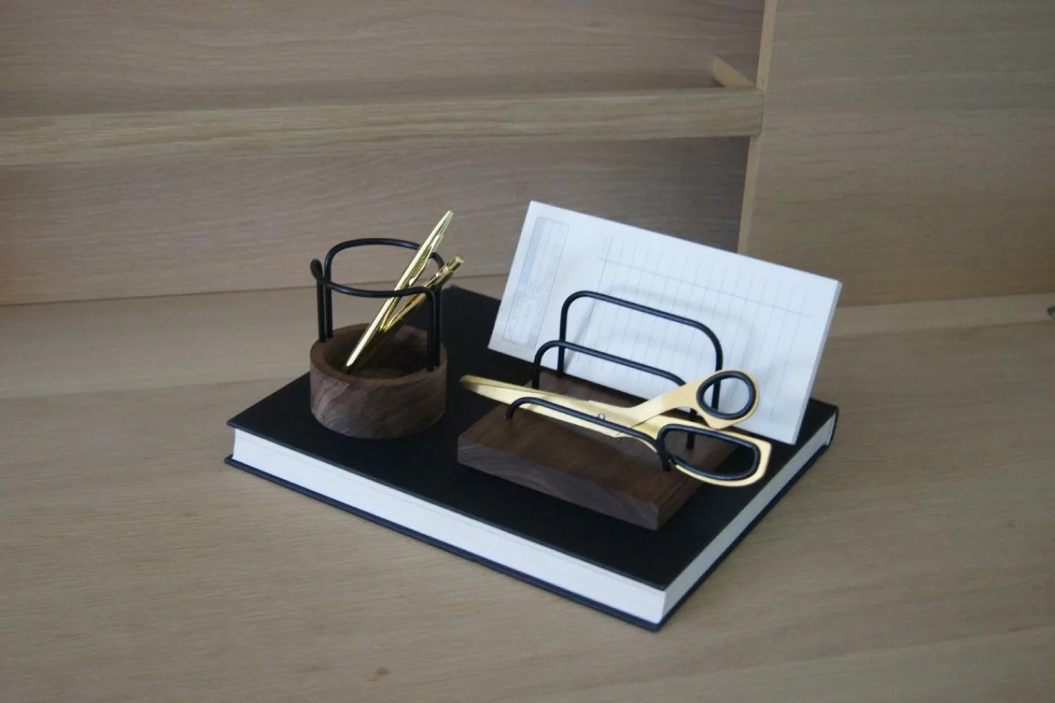 - Brass Dock - Tabletholder - Valnød/Sort^Dot Aarhus Hot