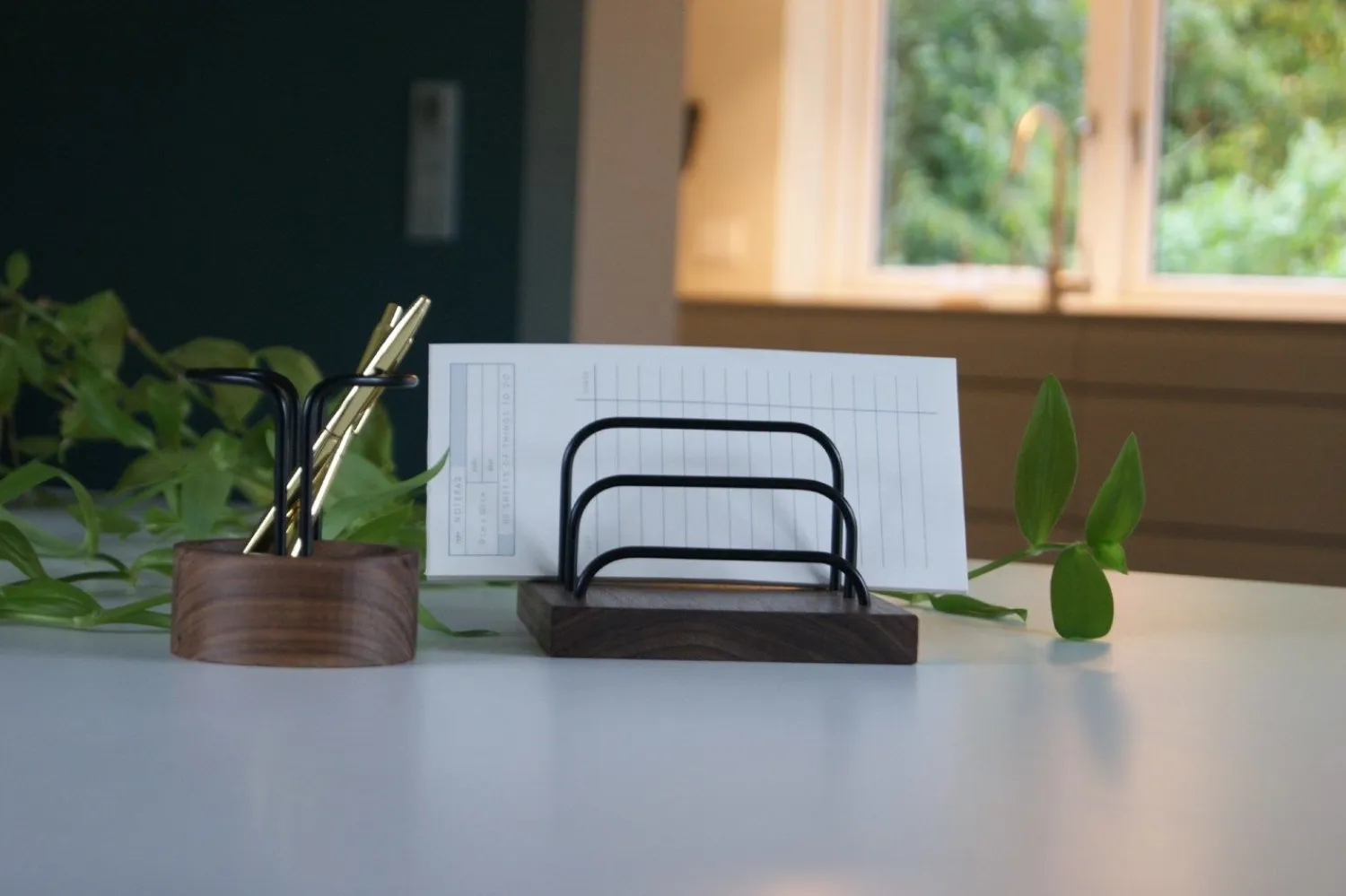 - Brass Dock - Tabletholder - Valnød/Sort^Dot Aarhus Hot