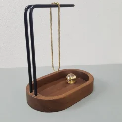 - Hang On - Smykkeholder - Valnød/Sort*Dot Aarhus Outlet