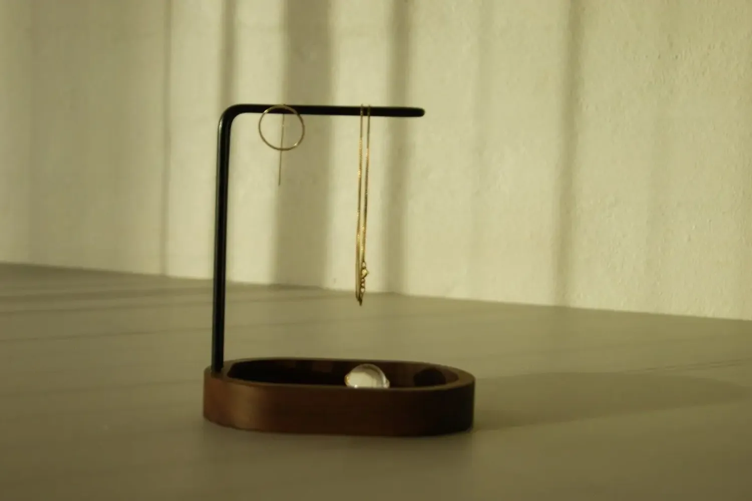 - Hang On - Smykkeholder - Valnød/Sort*Dot Aarhus Outlet