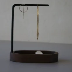 - Hang On - Smykkeholder - Valnød/Sort*Dot Aarhus Outlet