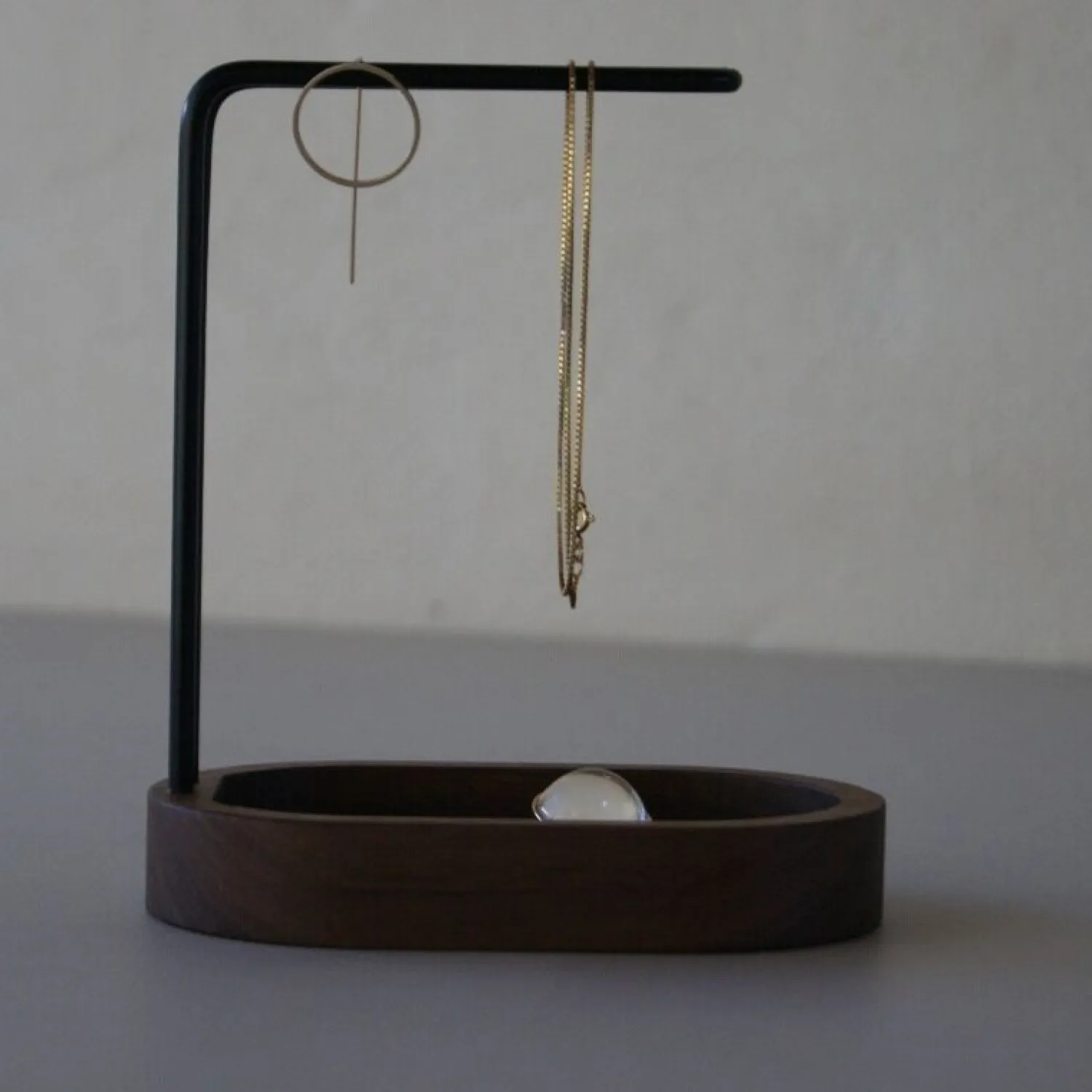 - Hang On - Smykkeholder - Valnød/Sort*Dot Aarhus Outlet