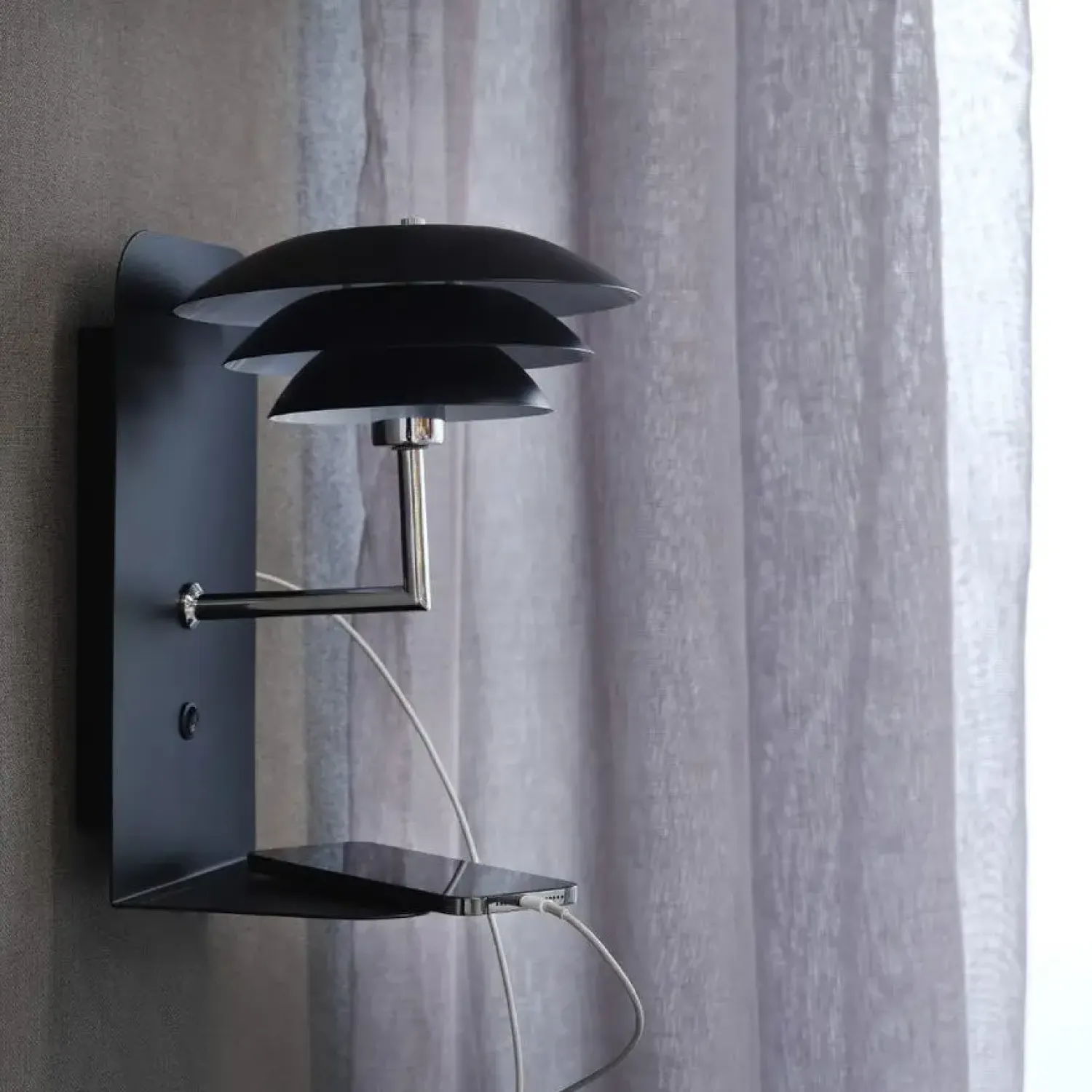 - DL20 USB Hylde inkl. Lampe - Sort*Dyberg Larsen Best