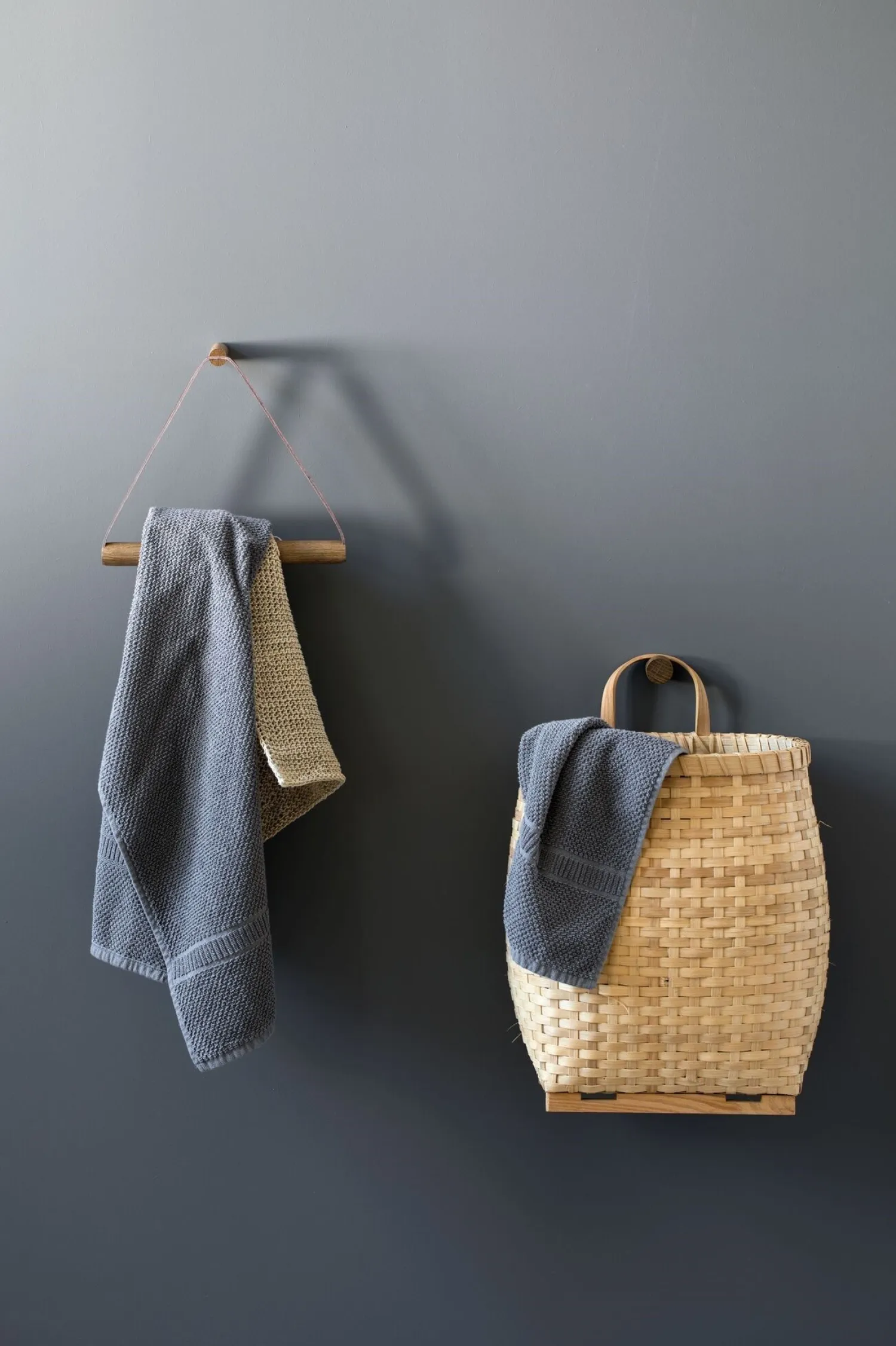 Ekta Living - Håndklædeholder - Towel hanger - Røget eg/Læder*By Wirth Best