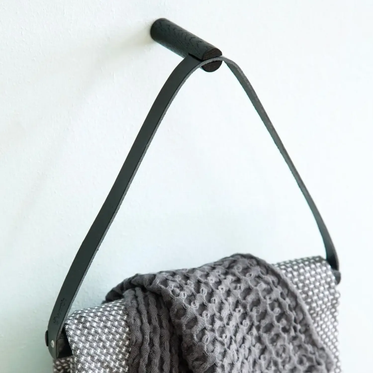Ekta Living - Håndklædeholder - Towel hanger - Eg/Læder - Sort^By Wirth