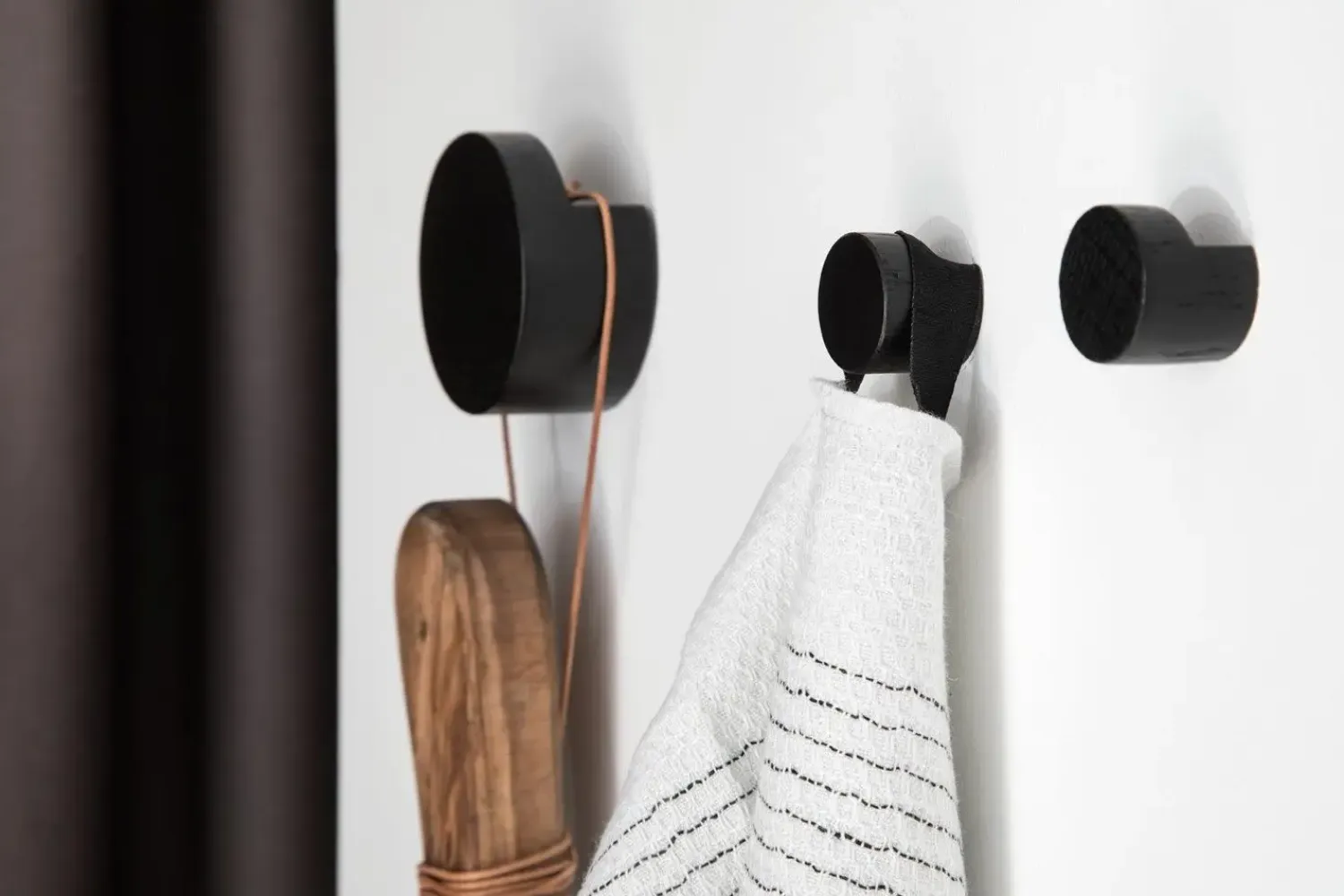 Ekta Living - Knage i sort eg - Wood Knot - Medium*By Wirth Online