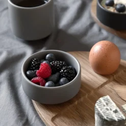 Ekta Living - Krus - "Serve Me Mug" - Mørkegrå^By Wirth New