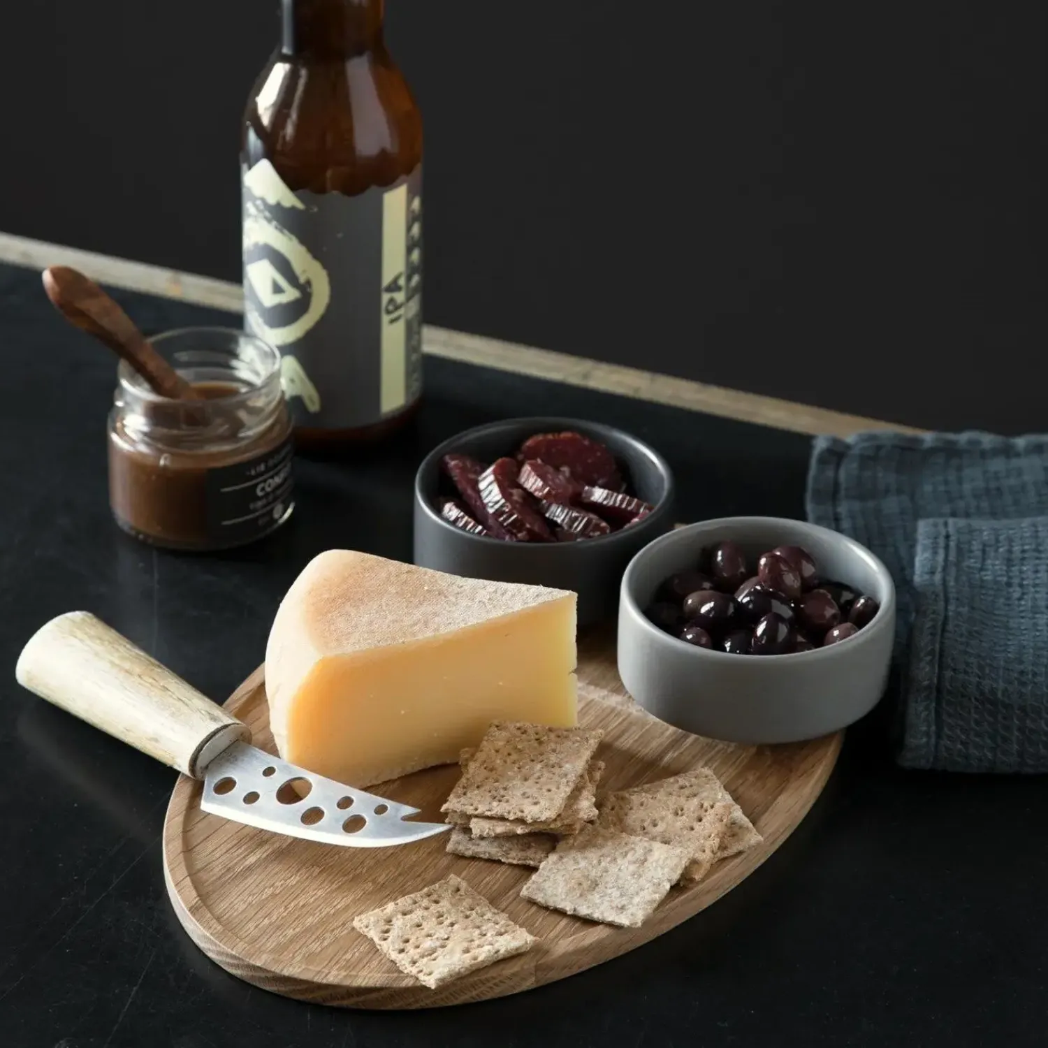 Ekta Living - Krus - "Serve Me Mug" - Mørkegrå^By Wirth New