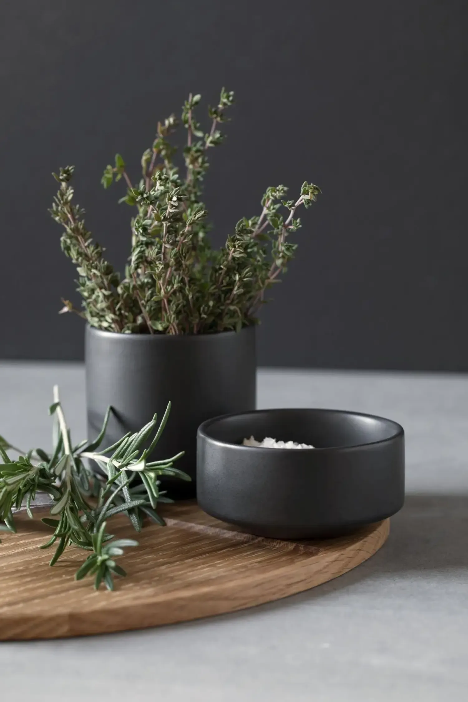 Ekta Living - Krus - "Serve Me Mug" - Mørkegrå^By Wirth New