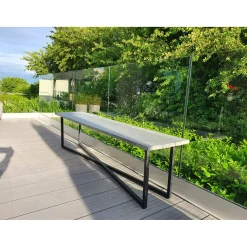 Friis Furniture - Havebænk / Bænk i Fibercement, 180 cm - Sorte ben^ Outlet