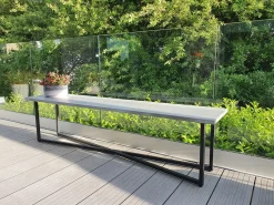 Friis Furniture - Havebænk / Bænk i Fibercement, 180 cm - Sorte ben^ Outlet