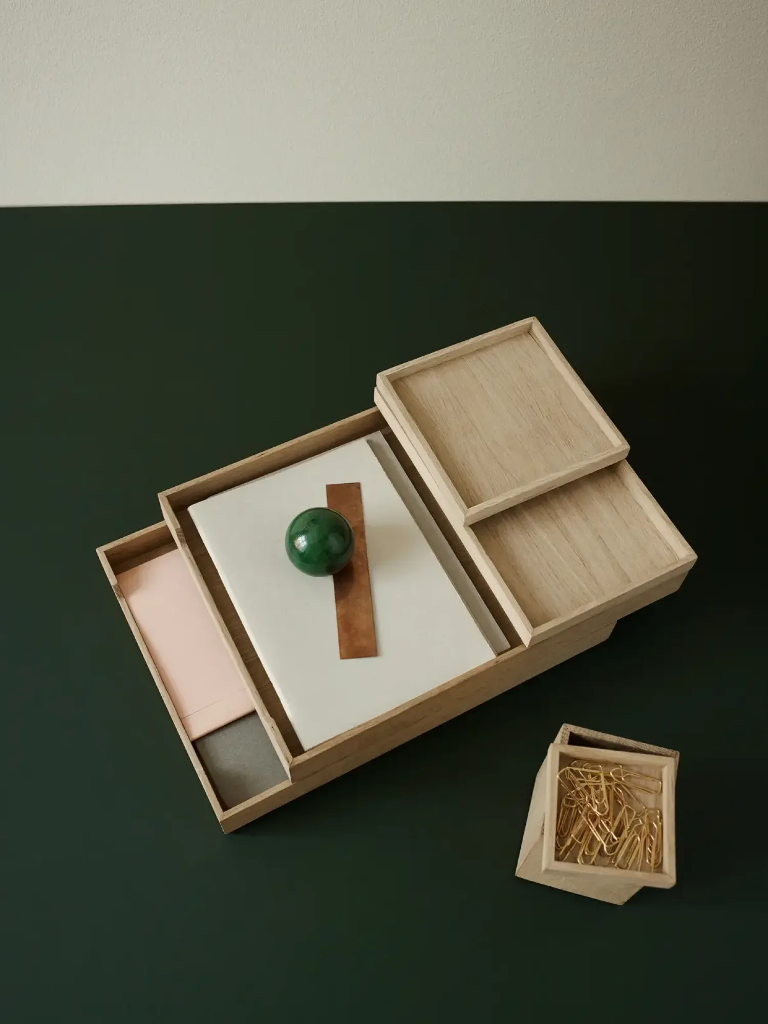 Fritz Hansen - Brevbakke - Nomad - 24 x 32 cm - Eg^Fritz Hansen Online