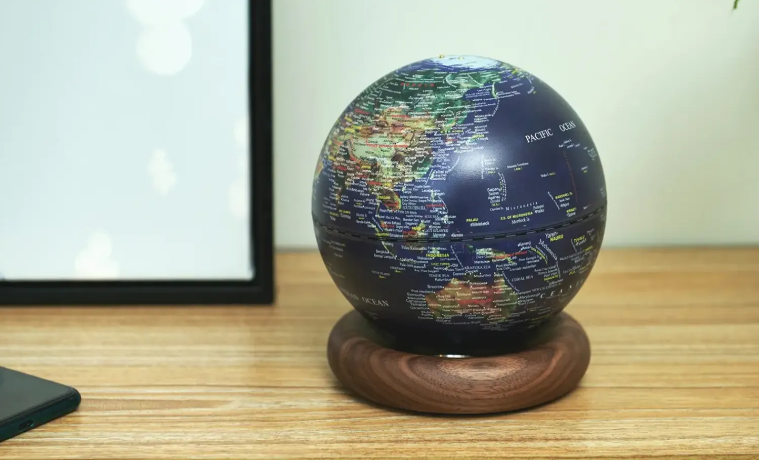 - Atlas Globe Lamp - Darkblue Mini Walnut base^Gingko New