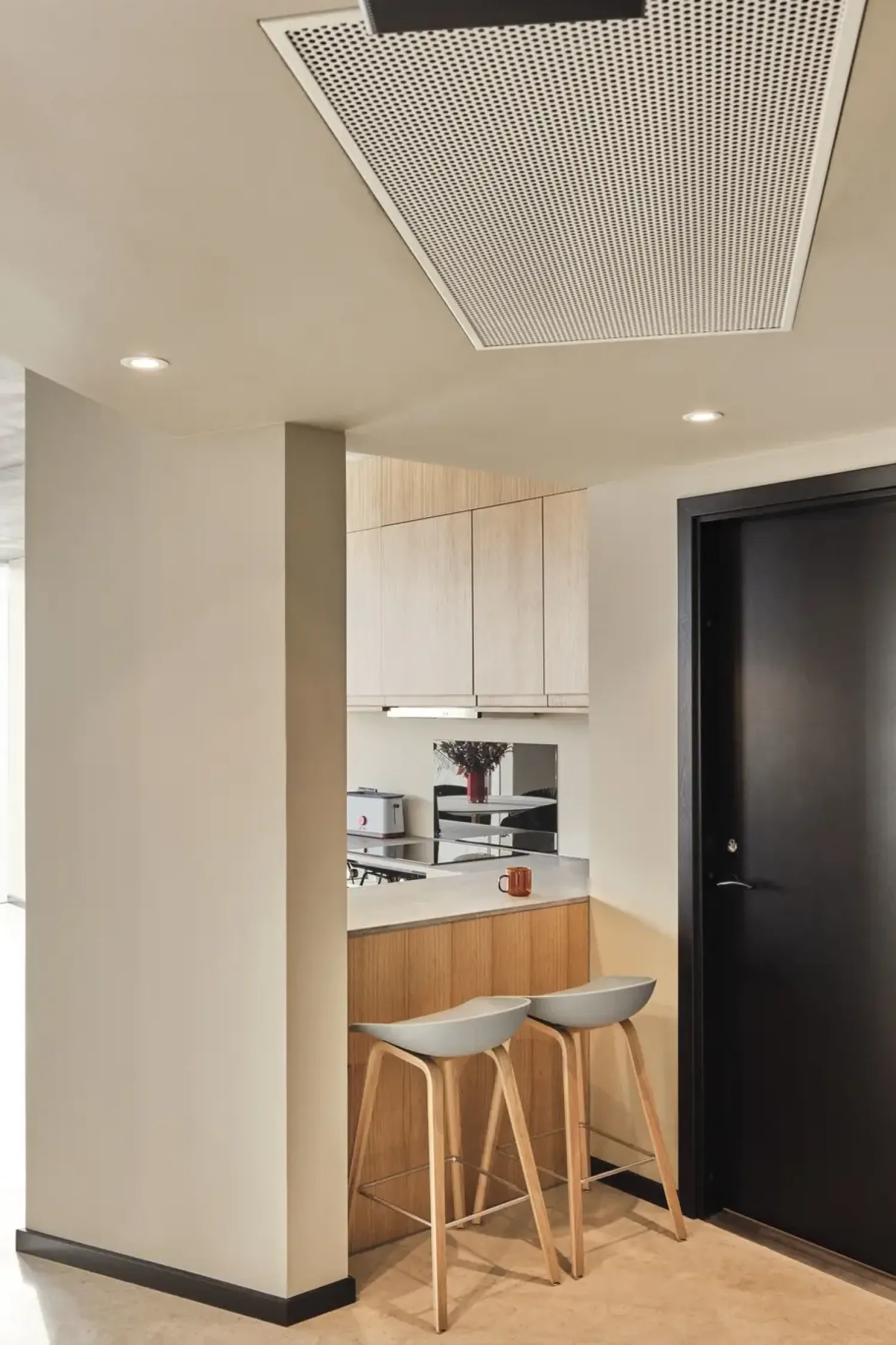 - Barstol - AAS 32 - About A Stool - Hvid 2.0 - Ben: lakeret Eg - Lav model, H65*Hay Clearance