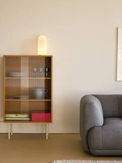 - Reol til Gulv med Glaslåger - Colour Cabinet - Gul - Høj model, B75 X D39 X H130 cm*Hay New