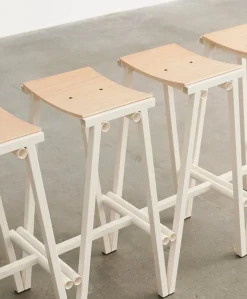 - Taburete 8 Bar Stool - Eggshell - Lacquered Oak Veneer Seat - Lav model 65 cm*Hay Outlet