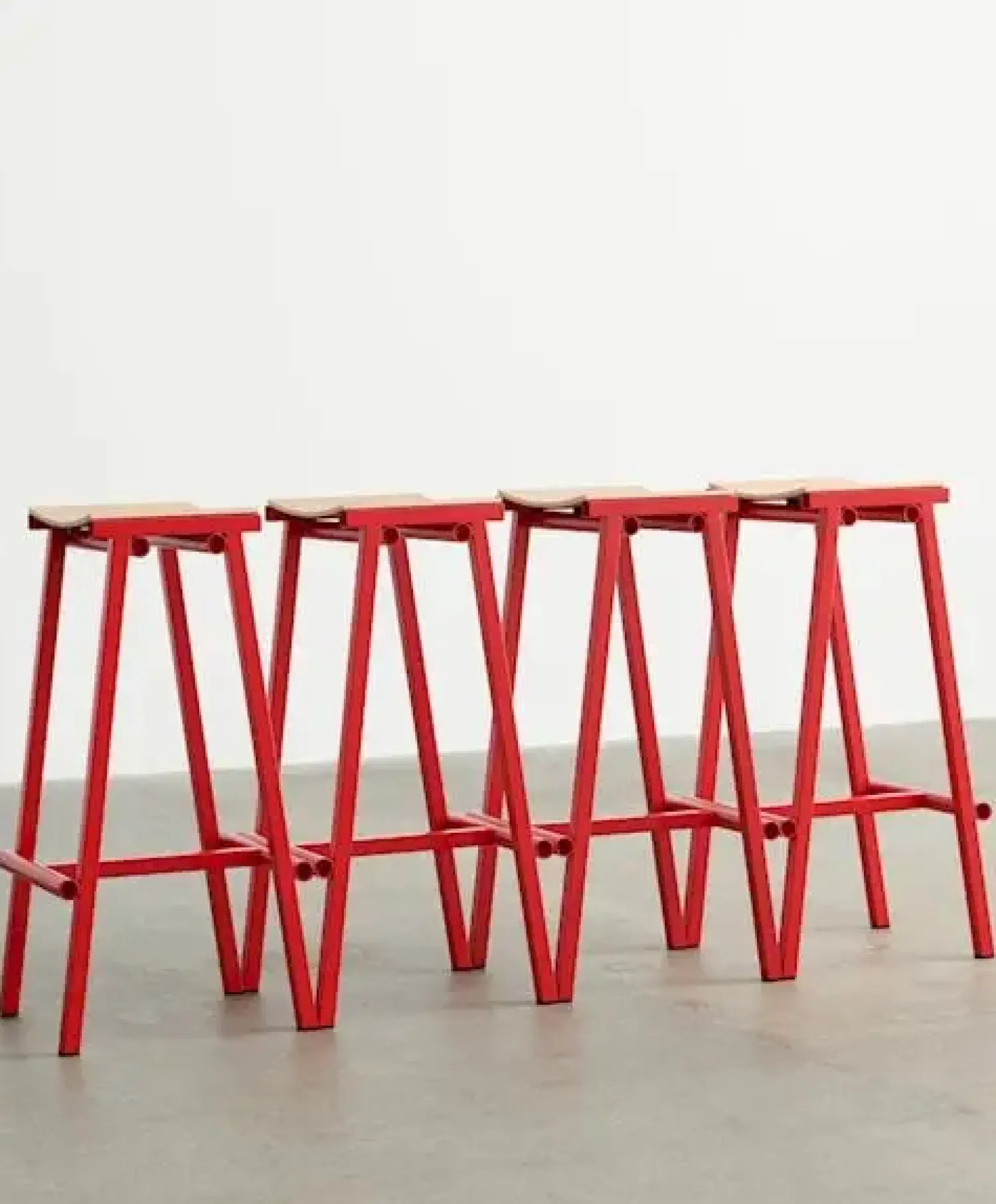 - Taburete 8 Bar Stool - Signal Red - Lacquered Oak Veneer Seat - Lav model 65 cm*Hay Best