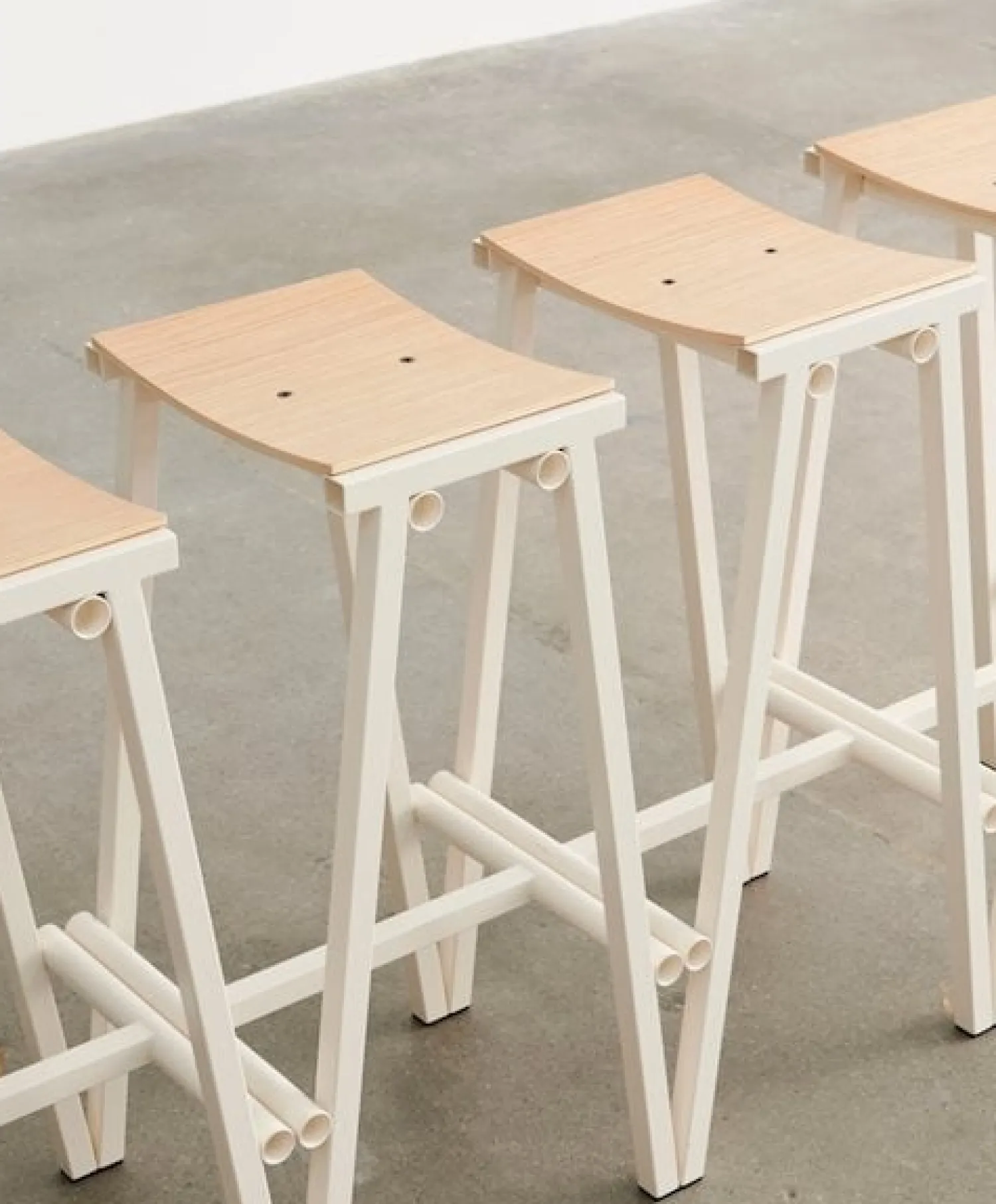 - Taburete 8 Barstol - Eggshell - Lacquered Oak Veneer Seat - Høj model 75 cm*Hay Hot