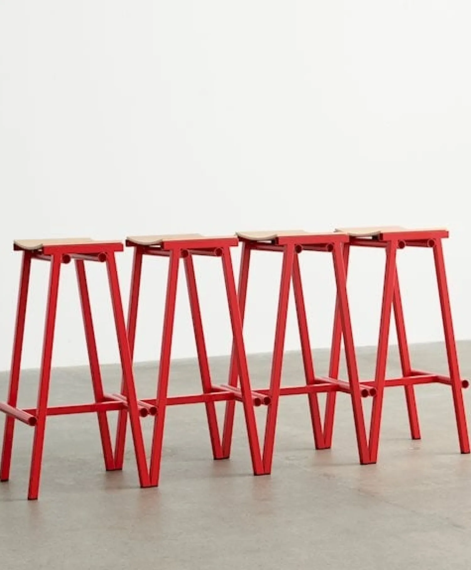 - Taburete 8 Barstol - rød med lakeret ege sæde - 75 cm høj*Hay Best