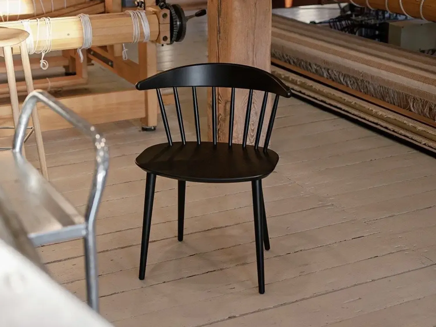 J104 stol i sort, J 104^Hay Clearance