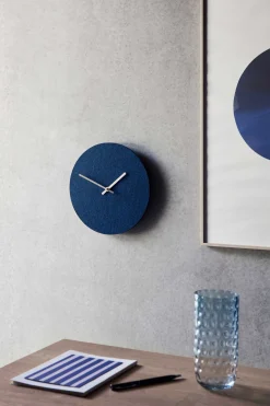 - Vægur - Felt Mørkeblå - Ø28 cm - Kobber visere*Hemverk Online