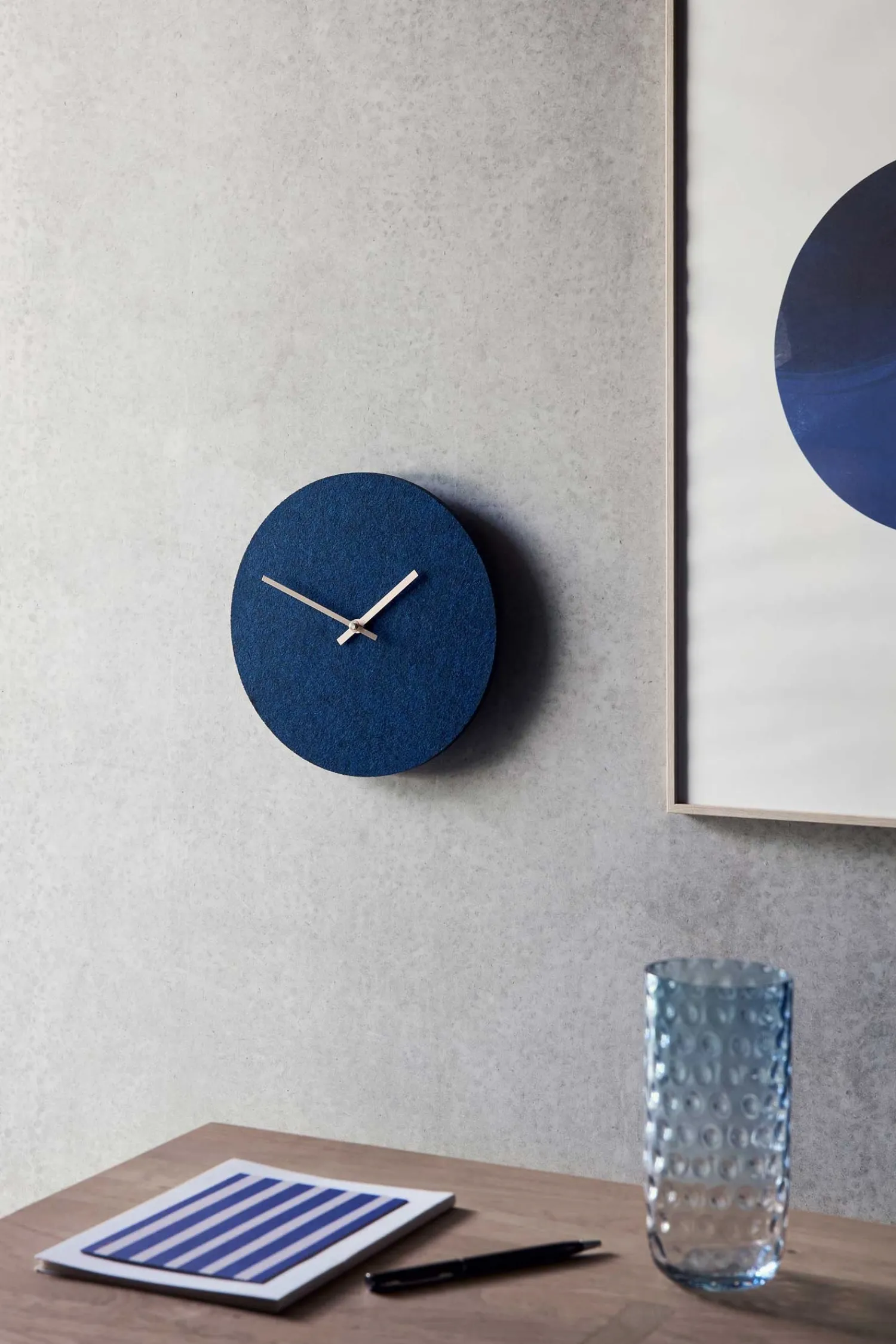 - Vægur - Felt Mørkeblå - Ø28 cm - Kobber visere*Hemverk Online