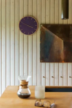 - Vægur - Lys eg/Burgundy - Guld visere - Ø28*Hemverk