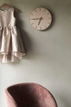 - Vægur - Lys Eg/Powder Dusty Rose - Sorte visere - Ø28 cm*Hemverk Online