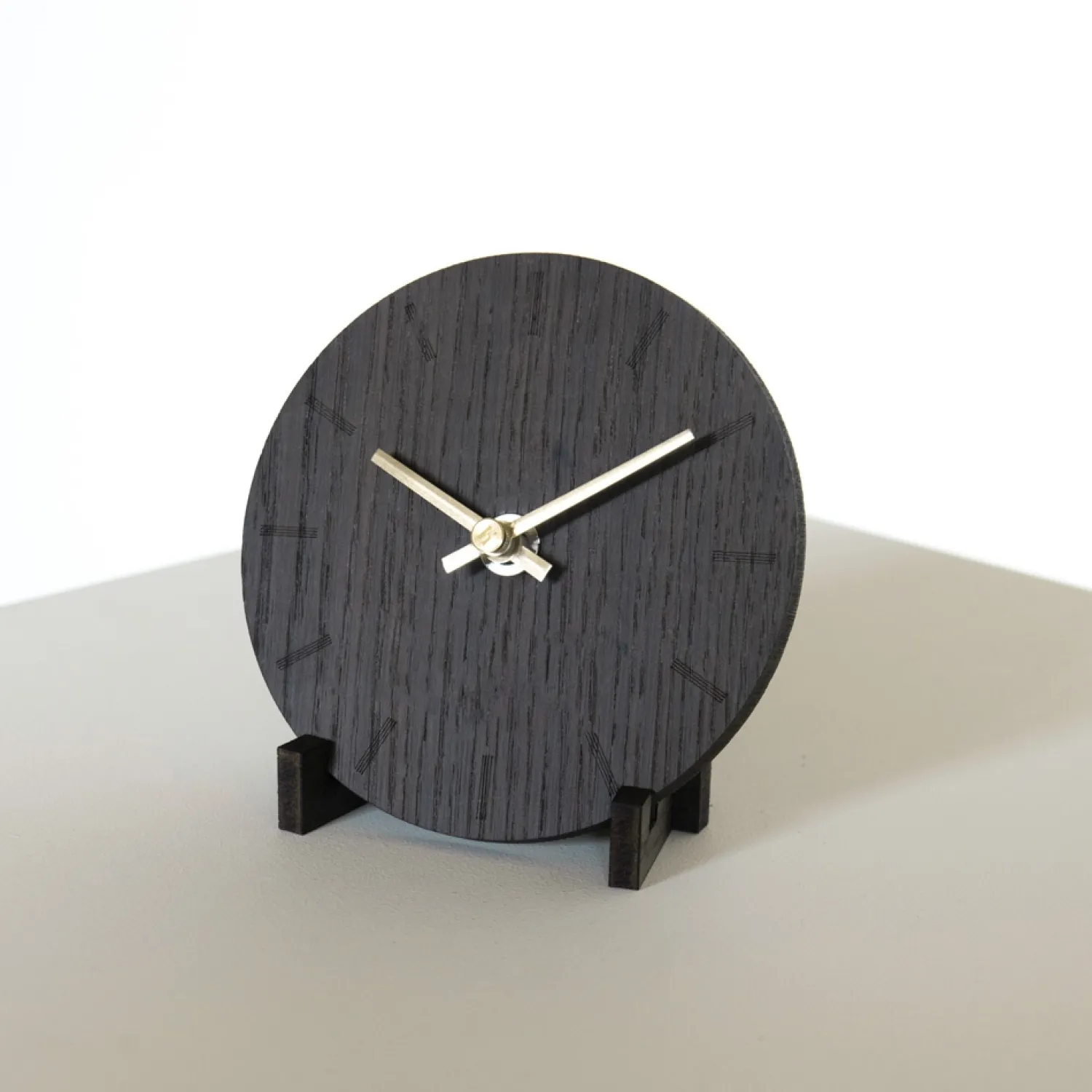 - Vægur - Mørk eg - Ø12 cm - Guld visere*Hemverk New