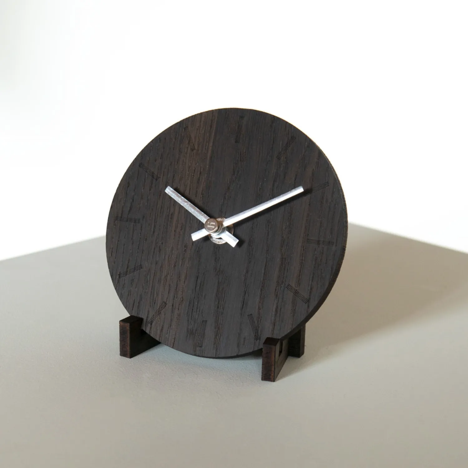 - Vægur - Mørk eg - Ø12 cm - Sølv visere*Hemverk Outlet