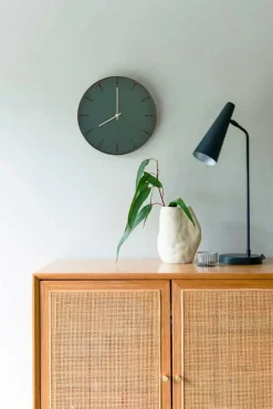 - Vægur - Mørk Eg/Conifer Grøn - Sølv visere - Ø38 cm*Hemverk Outlet