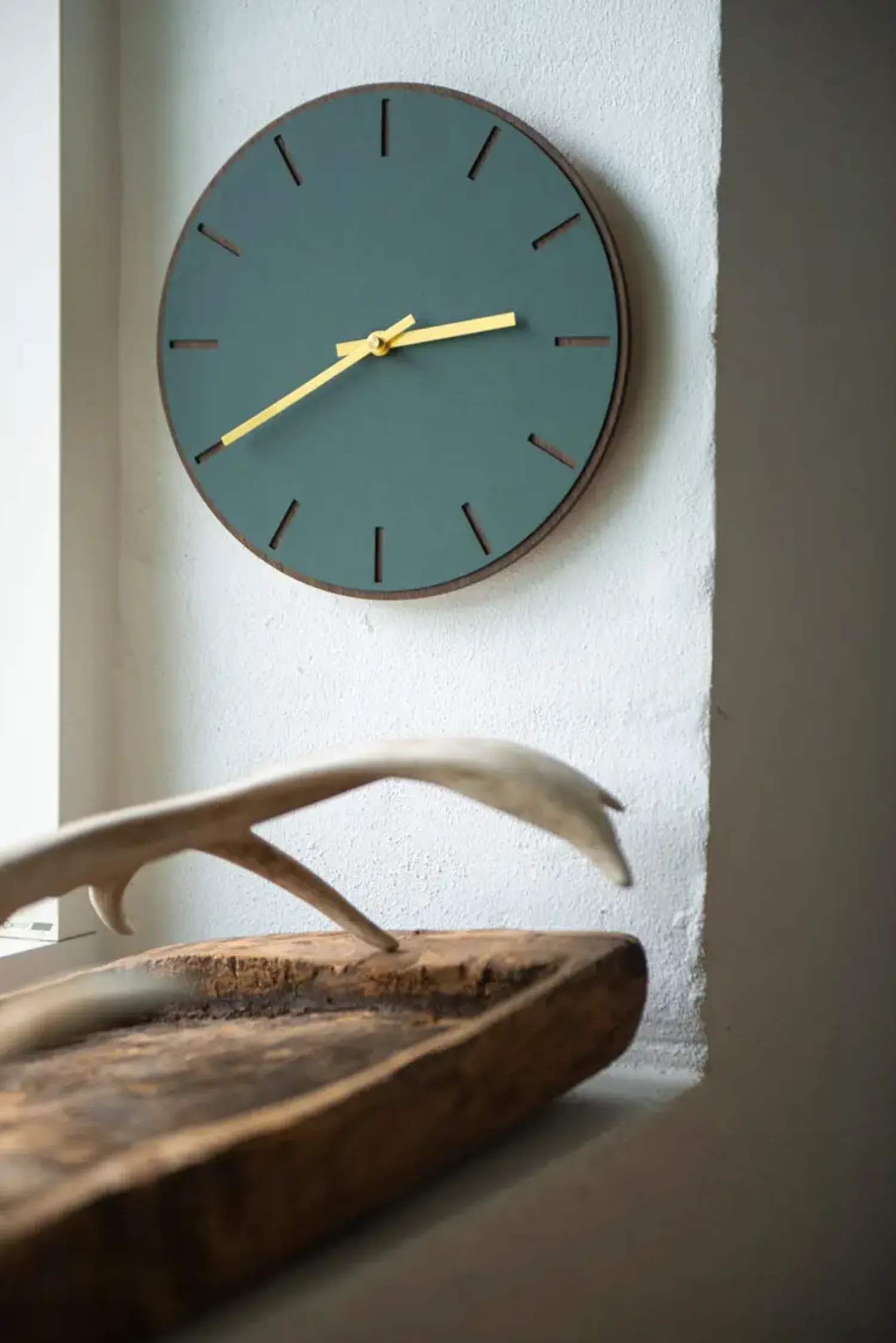 - Vægur - Mørk Eg/Conifer Grøn - Sorte visere - Ø38 cm^Hemverk Best